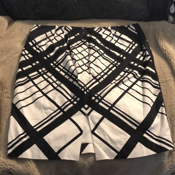 White House | Black Market Black and White Pencil Skirt, size 10 - Image 3