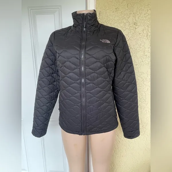 The North Face Women's Black Puffer Jacket - Image 2