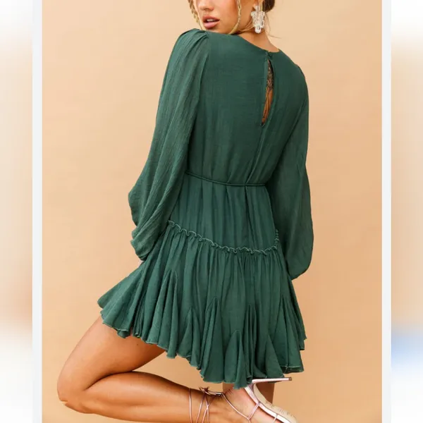 Elegant Green Women's Dress with long sleeves missing belt - Image 2