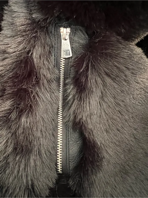 NWOT Alo Yoga Faux Fur Cropped Zippered Jacket W / Pockets Size Small - Image 3