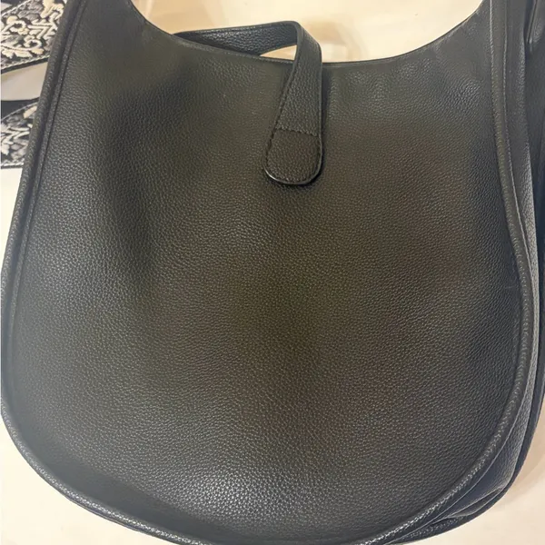 Elegant Black Shoulder Bag for Women - Image 3
