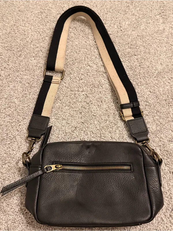 Universal Threads Faux Leather Crossbody Bag with Contrast Strap Black - Image 2