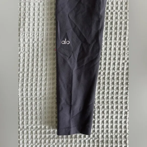 ALO Yoga Leggings - Image 4