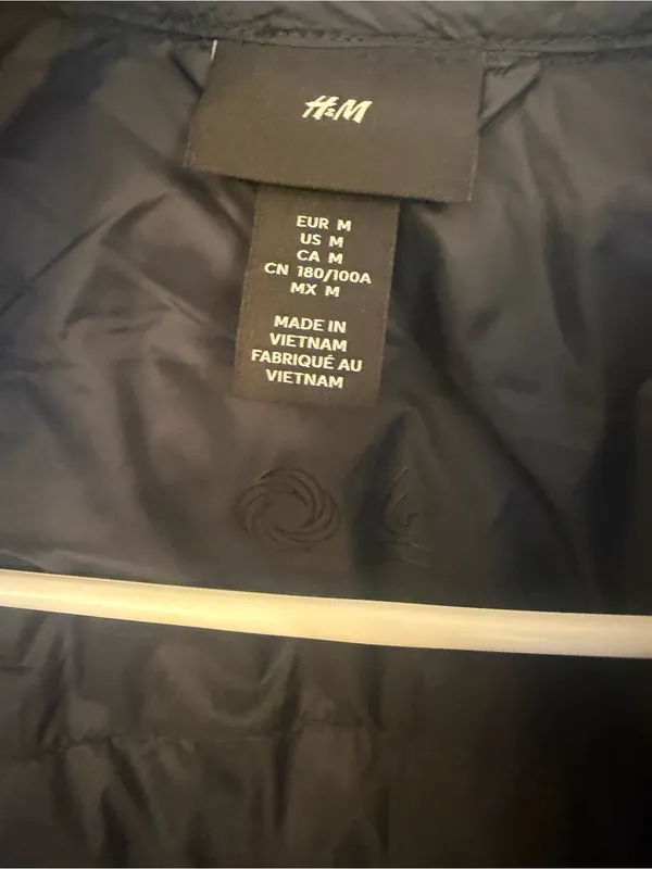 H&M Women’s Black Quilted Puffer lightweight Vest - Sleeveless Packable Layer - Image 3