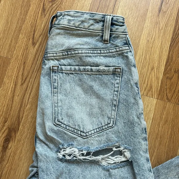 Pacsun 90s Boyfriend Distressed Light Wash Jeans - Image 10