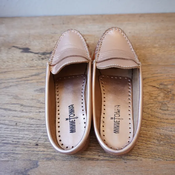Minnetonka Womens Size 9 Mule Loafers Rose Gold Excellent Metallic Leather Flats - Image 3
