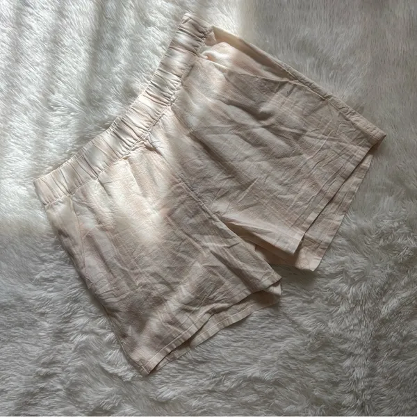 Divided H&M Women's Cream Shorts Size Medium - Image 2
