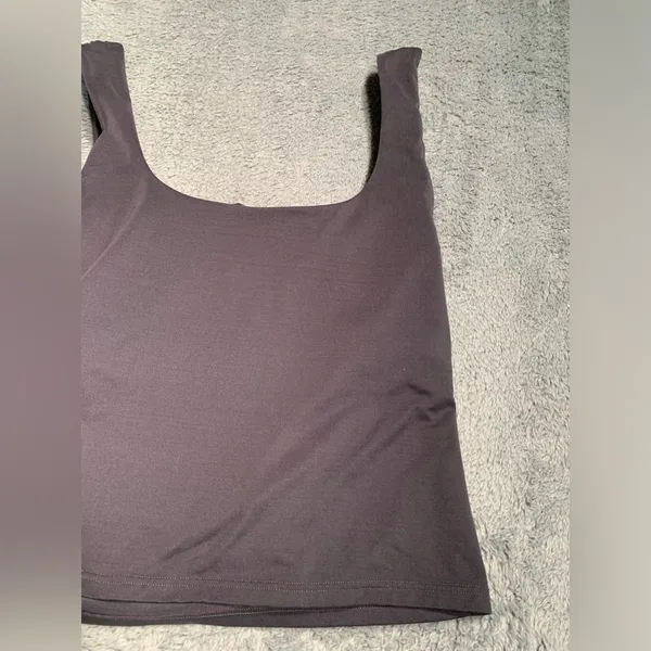 Fabletics cropped tank top with built in shelf bra - Image 3
