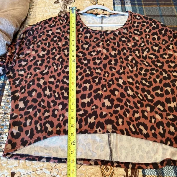 NVIU animal print hi-low pullover round neck long sleeve top size M used - Image 6