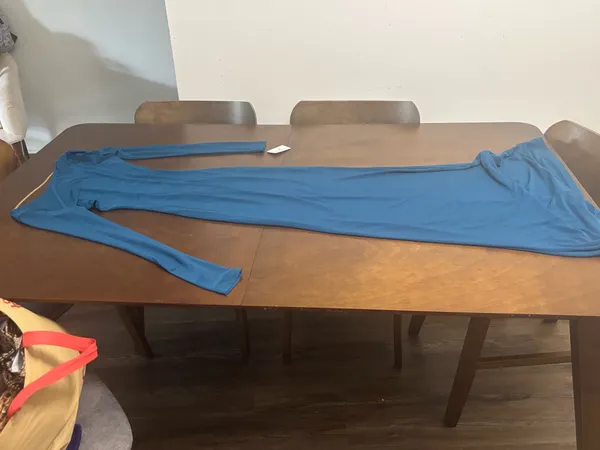 Windsor This dress is in great condition and is ready to make your next event unforgettable. Pair it with heels and statement jewelry for a glamorous look. - Image 4