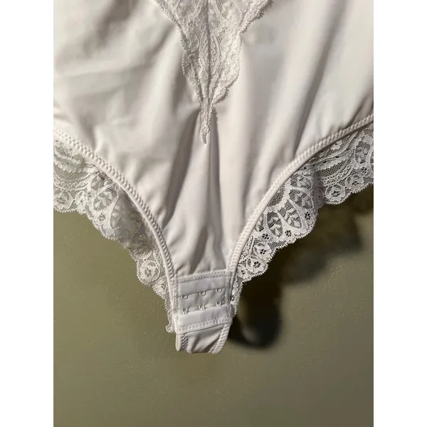 Women's Size Medium Lace Tummy Control Shapewear Bodysuit White Deep V-Neck Low - Image 5