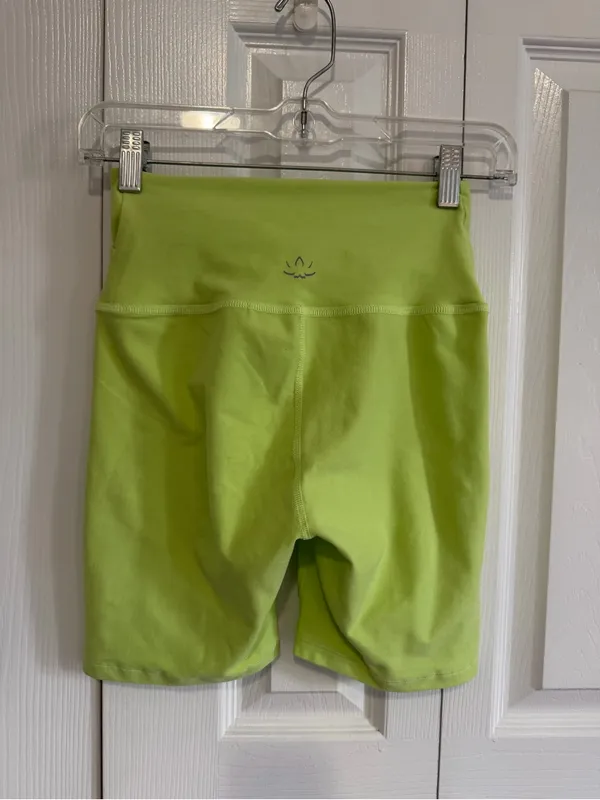 Beyond Yoga Crossover Bike Short Neon Yellow Athletic Size Small - Image 2