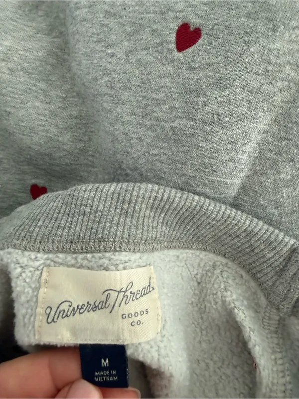 Universal Thread Gray Crewneck Sweatshirt with Red Heart Motif - Image 4