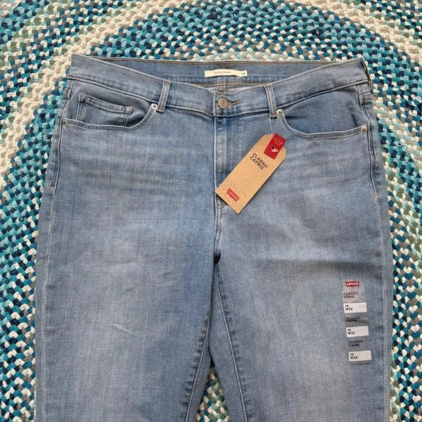 Levi’s‎ Classic Capris - Image 4