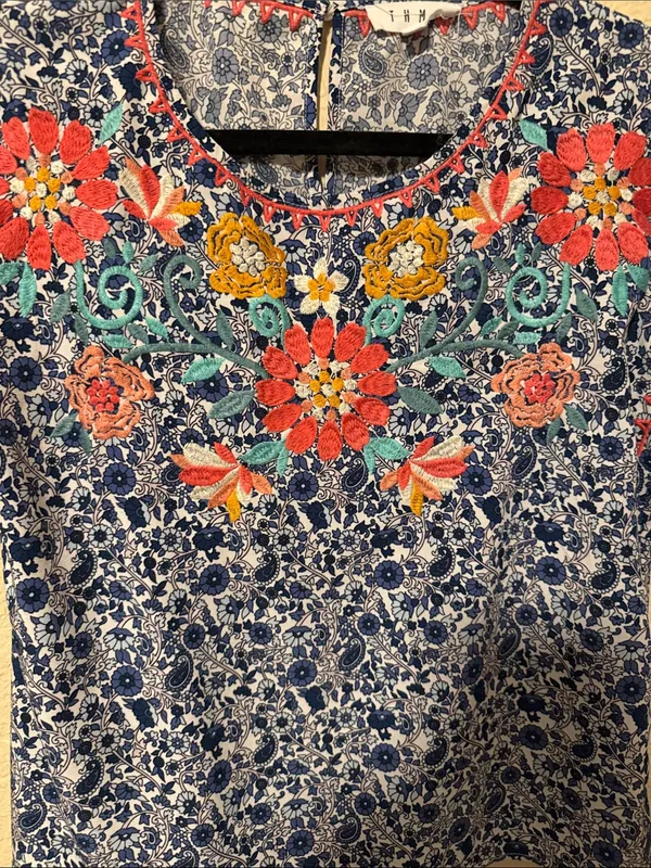 THML Blue and White Floral Short-Sleeve Blouse - Image 4