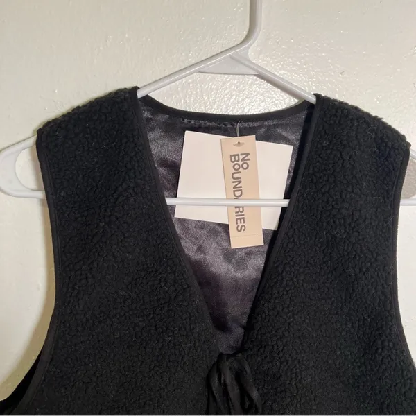 No Boundaries‎ Women's Sherpa Vest Sleeveless Black Tie Front Pockets Y2K - Image 2