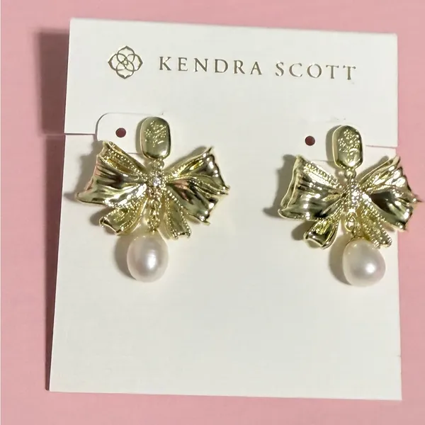 Kendra Scott x LoveShackFancy Pearl Bow Necklace and Matching Earrings - Image 3