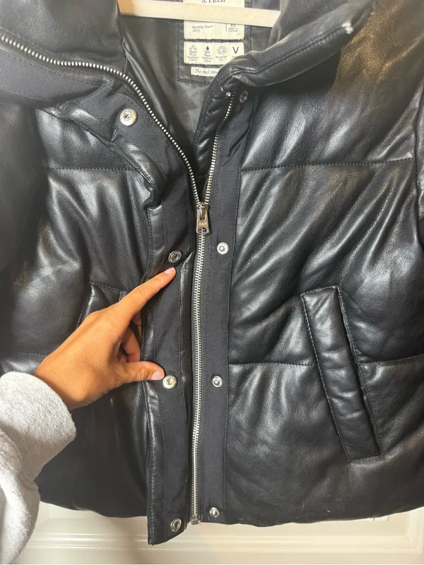 Abercrombie & Fitch Black Cropped Puffer Jacket - Image 5