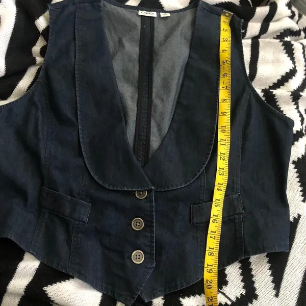 2000s Navy blue mini cropped jean denim vest waistcoat with a deep V-neck large lapel & button front. - Image 4