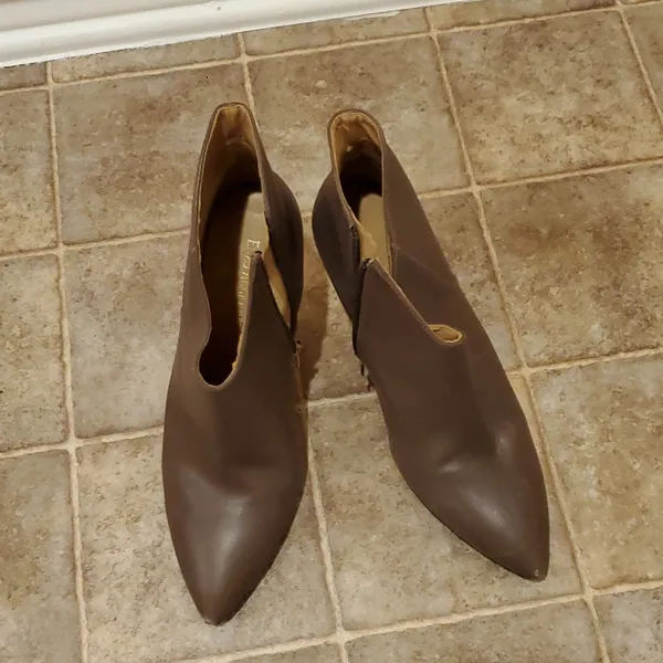 Taupe Enzo Anglioni Booties Size 10M - Image 4
