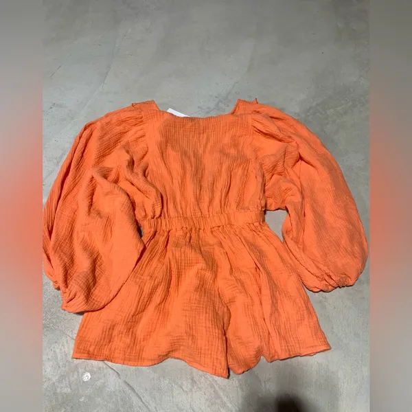 Bucket list only clear skies v-neck romper coral medium NWT - Image 10