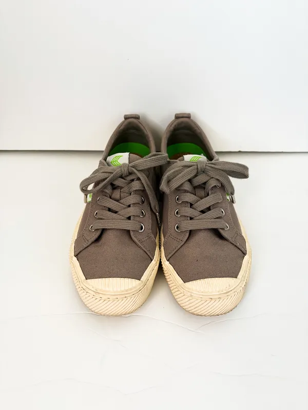 Cariuma OCA Low Cap Tie Sneaker Grey Cream Size 7.5 - Image 2