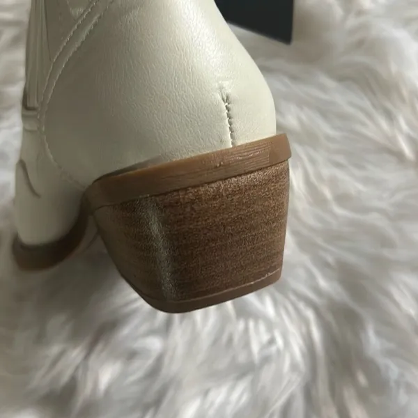 Forever 21 white booties cowgirl, cowboy size 6 - Image 5