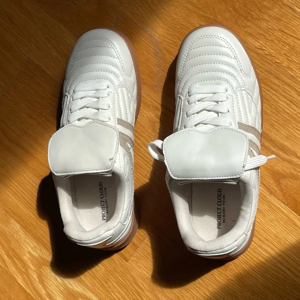 Project Cloud White Sneakers Memory Foam Gum Sole Size 6.5 Women’s New - Image 5