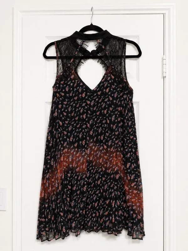 BCBGeneration Floral Pleated‎ Mini Dress Lace Keyhole Back Boho Size Small - Image 2