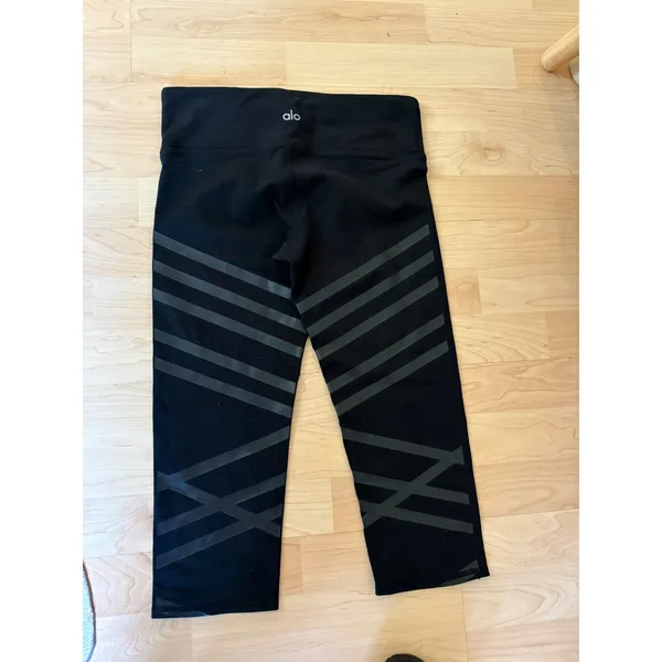 ALO Black Capri Leggings Size‎ Small - Image 2