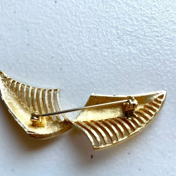 Vintage gold tone brooch - Image 4