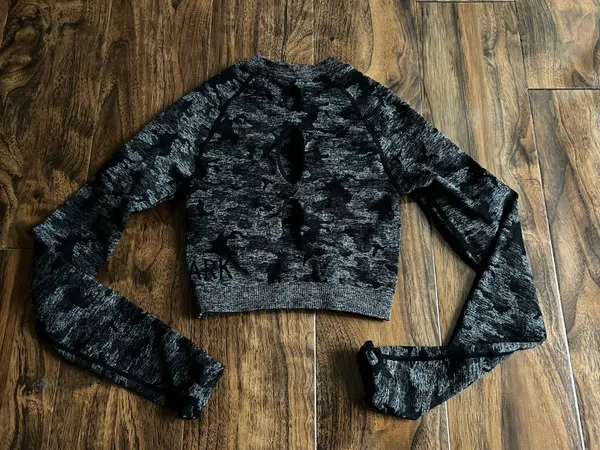 Gymshark Camo Seamless Long Sleeve Crop Top - Image 2