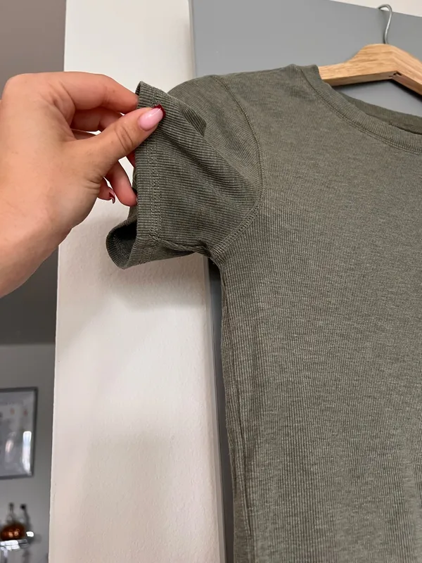 Vuori Pose Fitted Tee Laurel Heather - Image 8