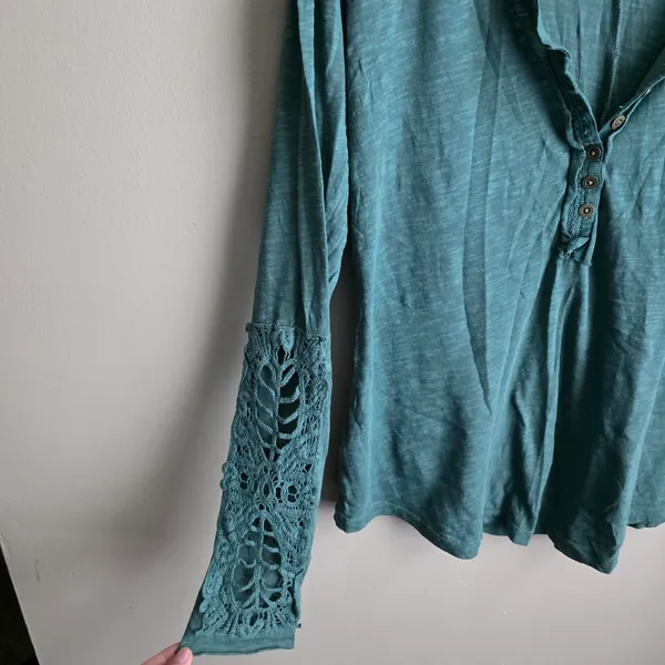 Maurices Green Long Sleeve Henley With Embroidered Lace Sleeve Details Size XL - Image 4