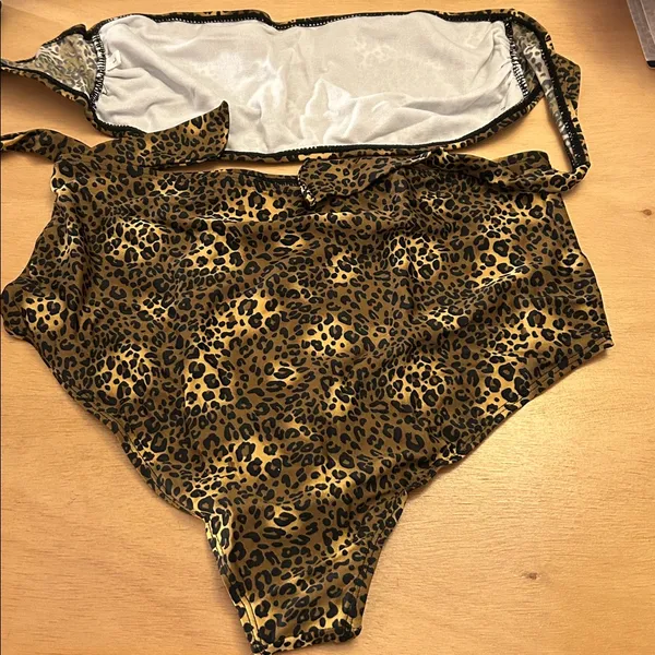 Free with Bundle New Women’s Leopard Print Bikini Set High rise size Large - Image 4