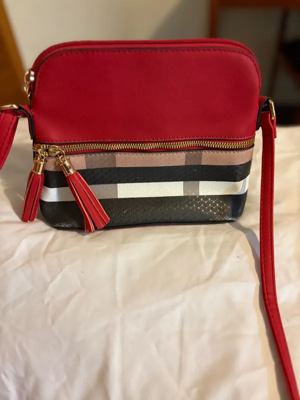 Cute And Classic Crossbody Purse With Plaid Design. - Image 6