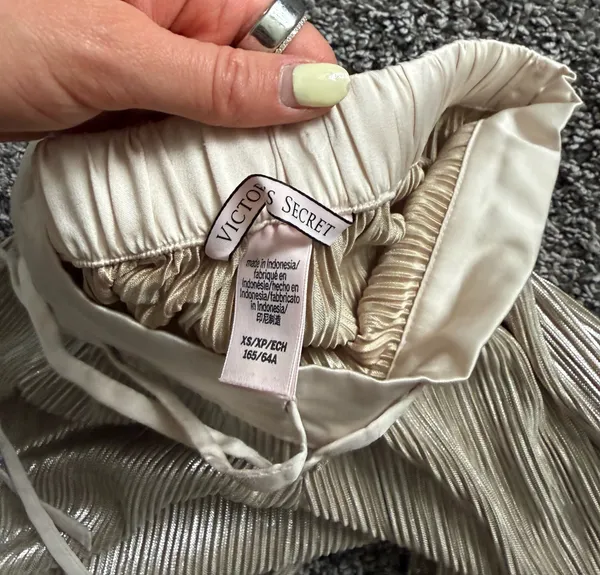 Victoria's Secret Gold Metallic Pleated Wide-Leg pajama bottoms - Image 6
