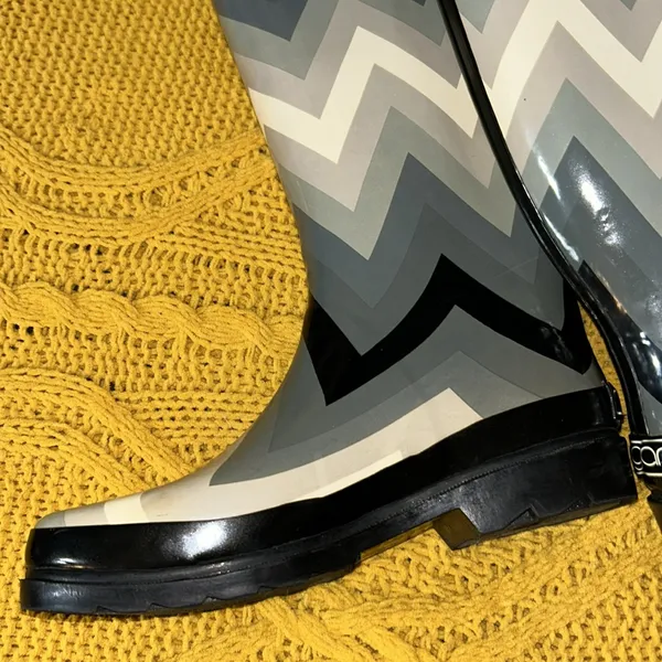 Sugar Size 8 Gray Chevron Print Rainboots - Image 9