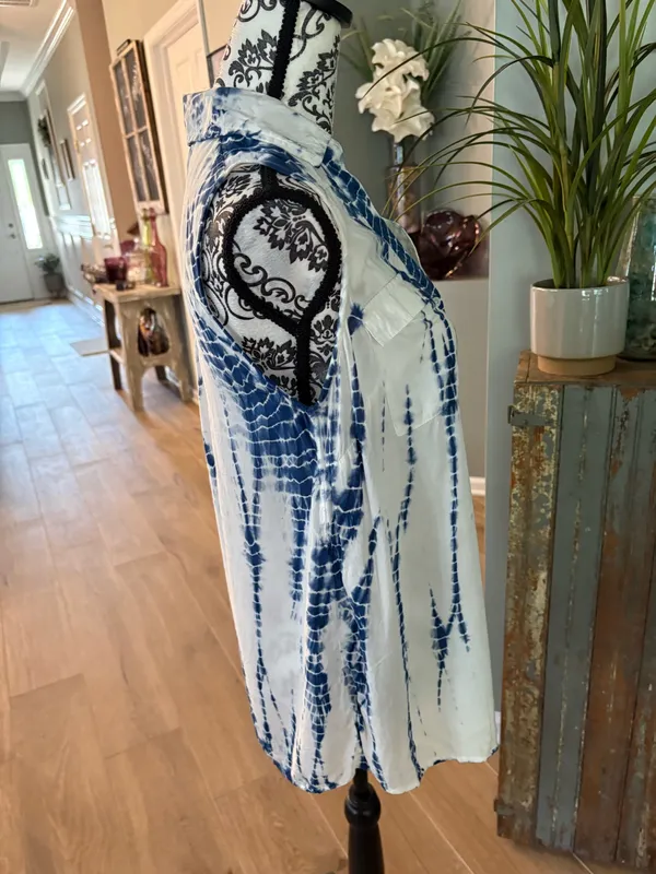 Liz Lange Maternity tie dyed button down shirt - Image 4
