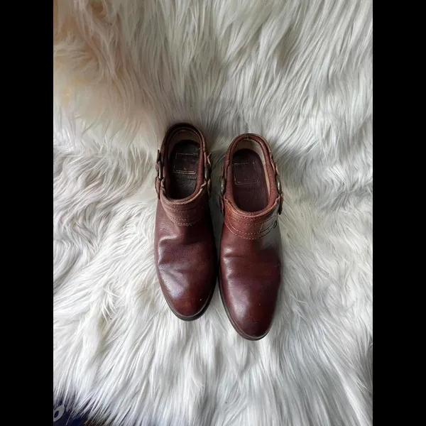 Frye Stylish Brown Leather Heeled Clogs with Buckle Detail size 7 - Image 3