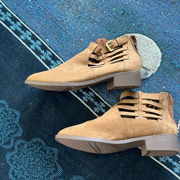 American Eagle Tan Ankle Booties Suede SZ 8 Heels Pumps Minimalist Casual Y2K - Image 7