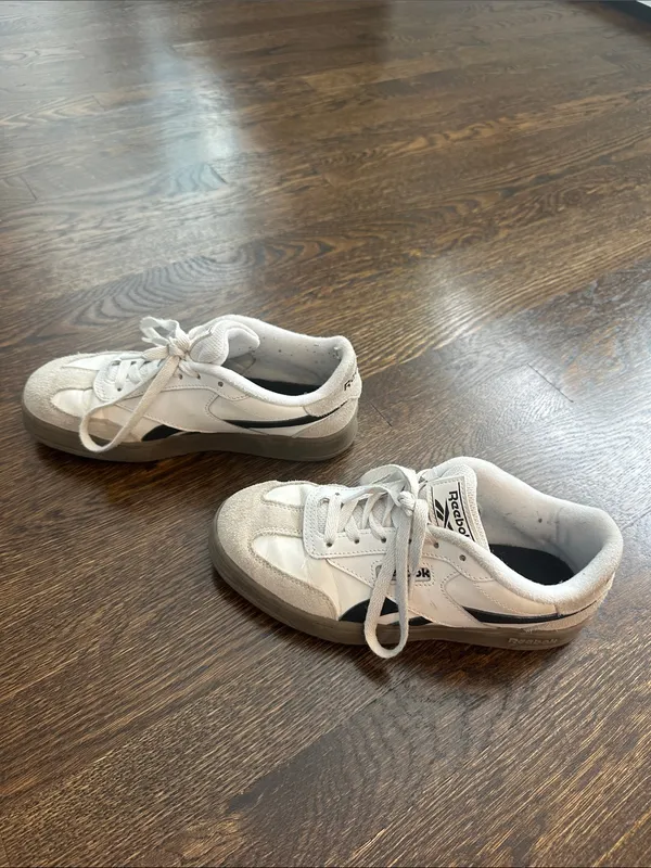 Reebok Off-White and Light Gray Low-Top Sneakers - Image 2