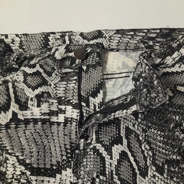 Y2K Snake Print Short Skirt Women's Size Large Black Gray Biker Moto Grunge - Image 4
