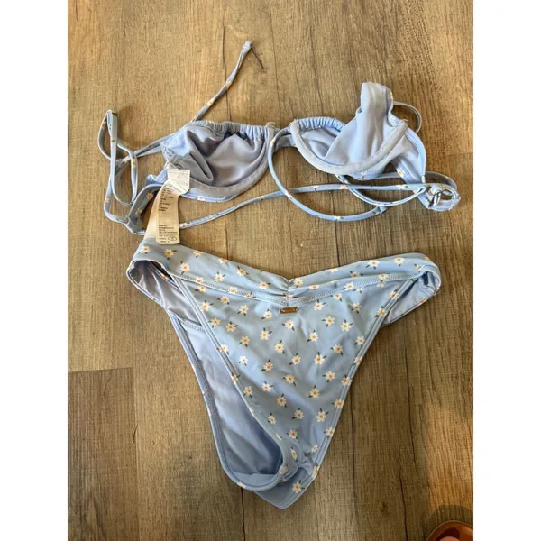 Hollister Blue Daisy Floral Underwire Bikini Set XS Wrap Top V-Front Bottoms - Image 4