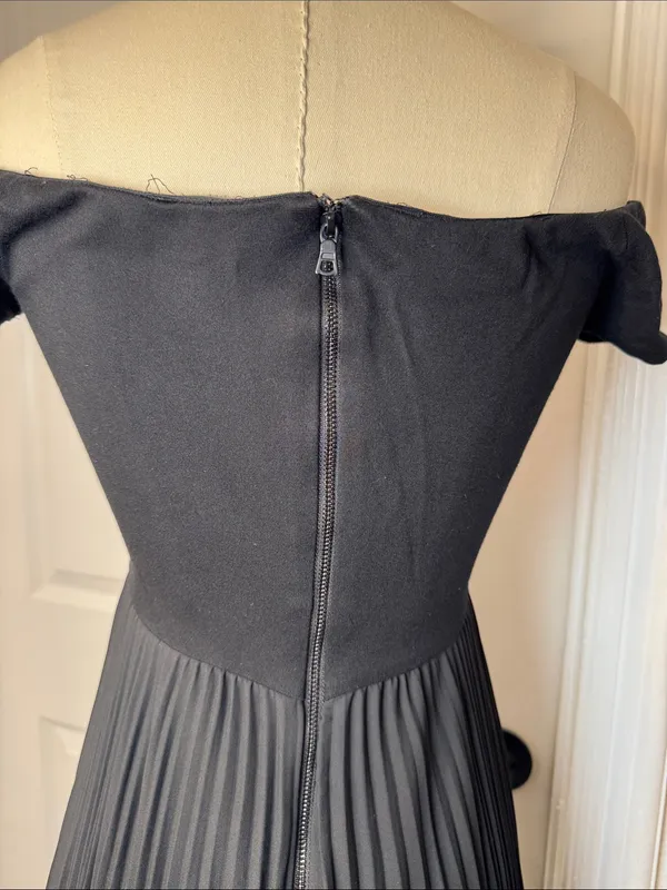 Alice + Olivia Black Off-Shoulder Pleated Maxi Skirt Dress - Image 6
