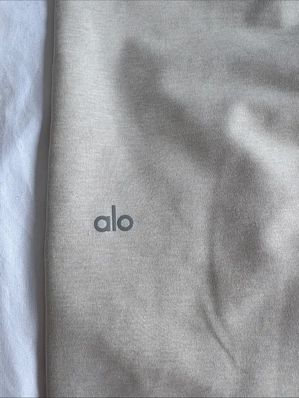 Alo yoga leggings size medium - Image 3