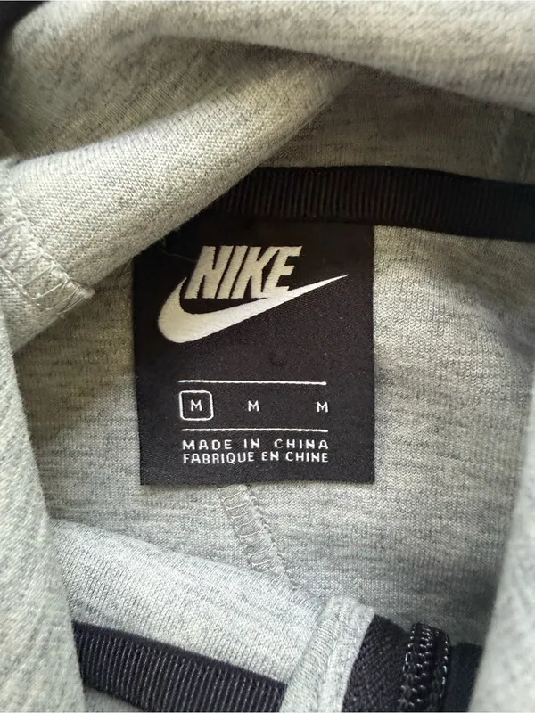 Nike Sportswear Gray Tech Fleece Cape Size Medium - Image 7