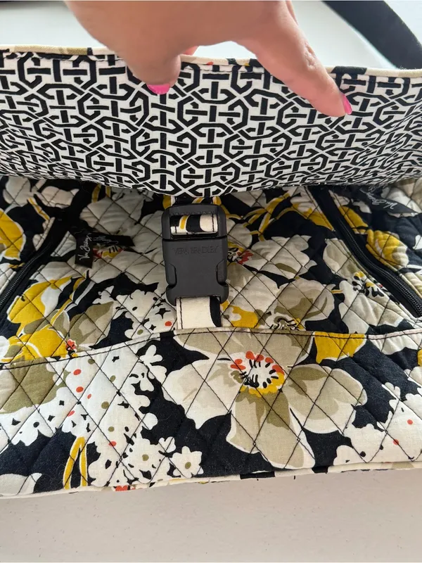 Vera Bradley Dogwood Floral Pattern Quilted Messenger Boho Bag - Image 7