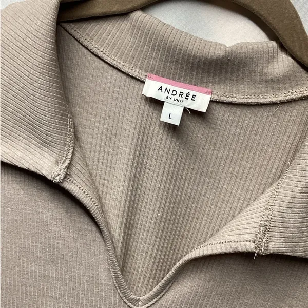 Andree by Unit V-neck Collared ribbed top Tan Size Large - Image 8