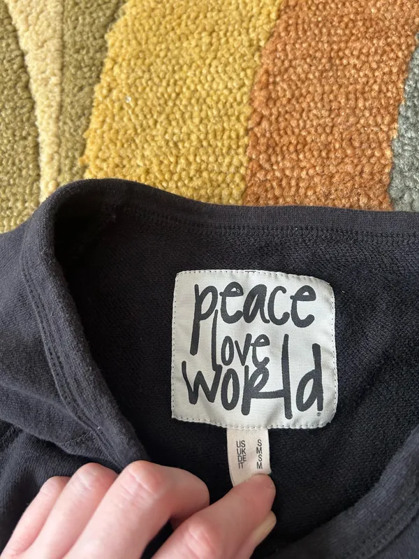 Peace Love World Crewneck Sweatshirt Black Feeling Grateful Love Women’s Small - Image 3